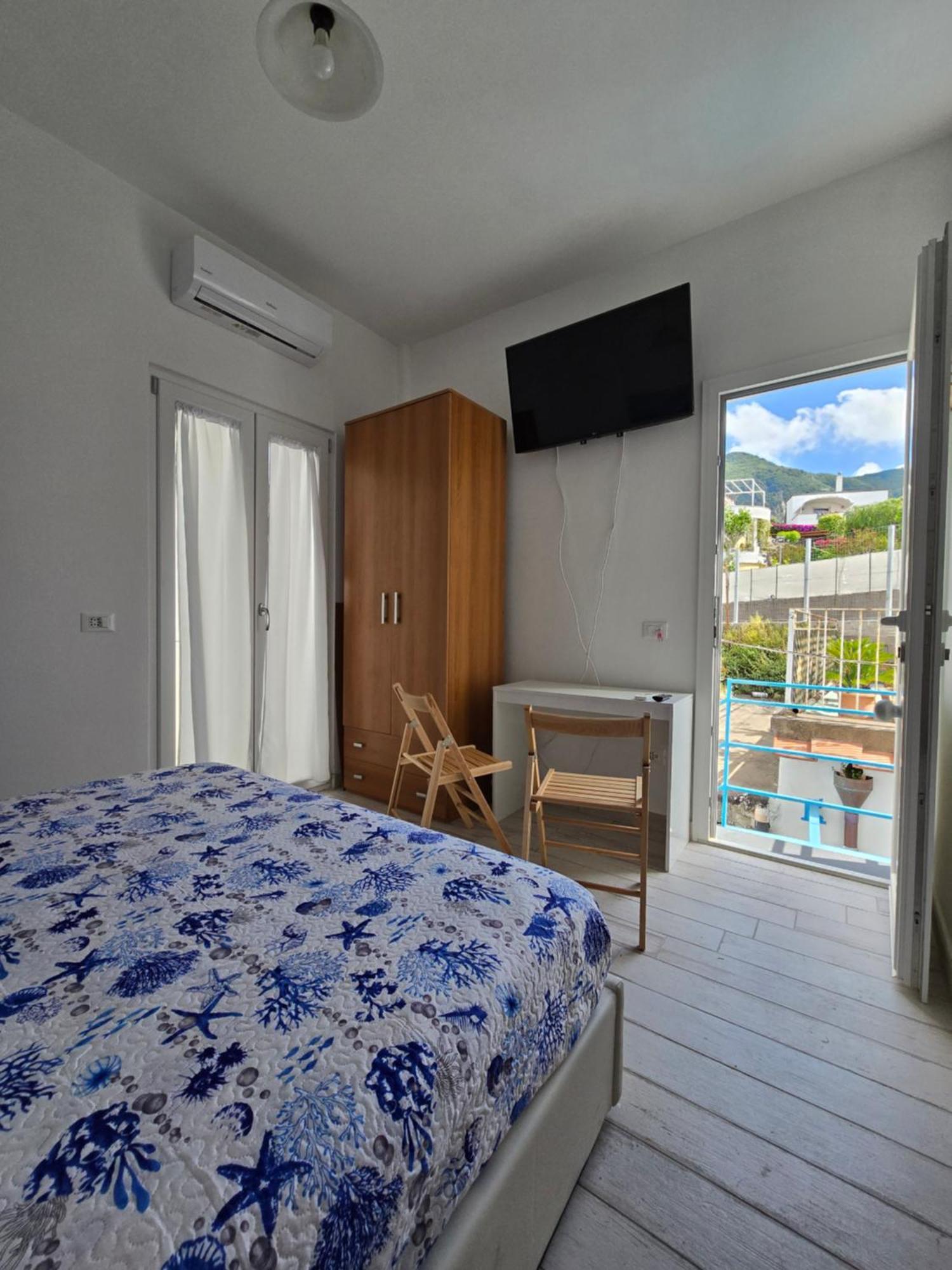 La Casa Di Giuliana Primo Piano Con Balcone Vila Ísquia Exterior foto