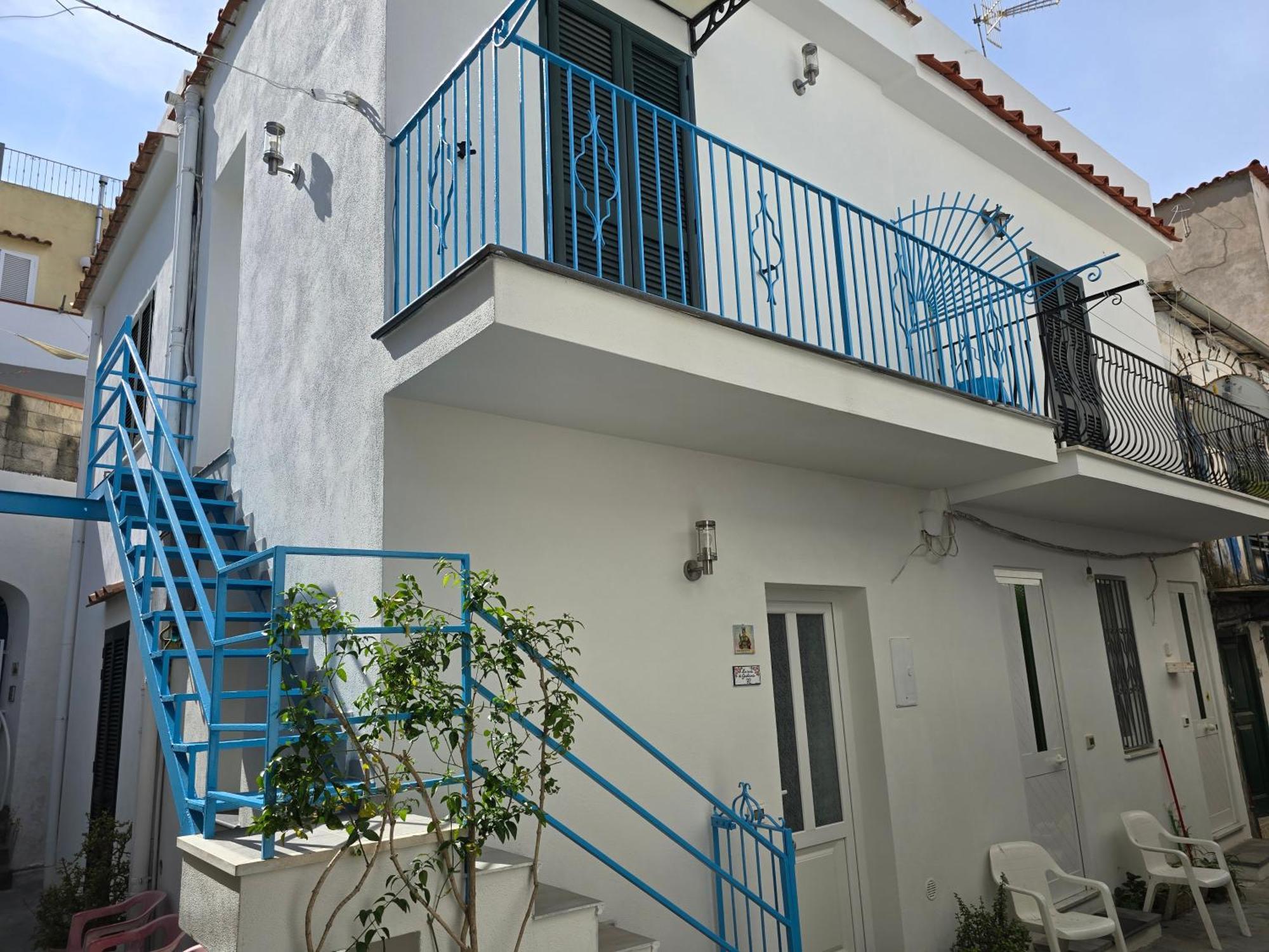 La Casa Di Giuliana Primo Piano Con Balcone Vila Ísquia Exterior foto
