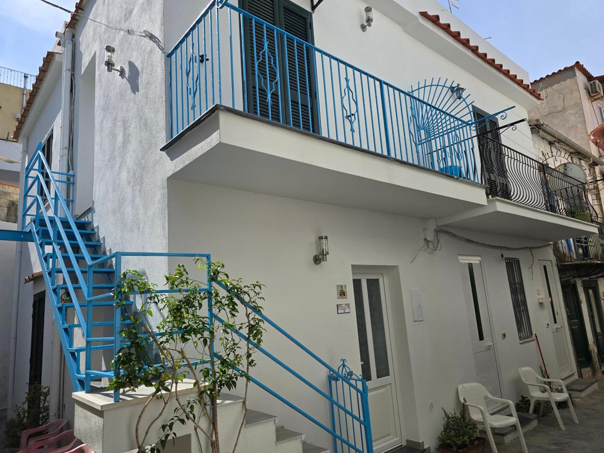 La Casa Di Giuliana Primo Piano Con Balcone Vila Ísquia Exterior foto